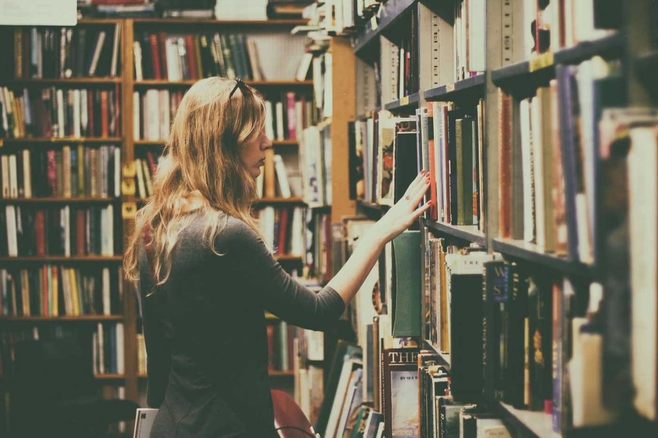 cuál es mi nivel de inglés estudiante de nivel de inglés c1 buscando libros en una biblioteca